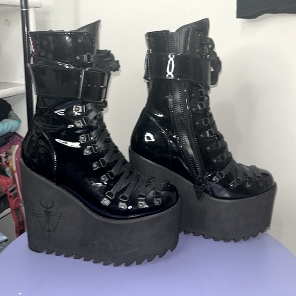 ✨🆕Dolls Kill X Widow BN NEVER WORN!Size 8 SHINY Black Traitor Boots!BNIB!🖤 - Picture 2 of 12